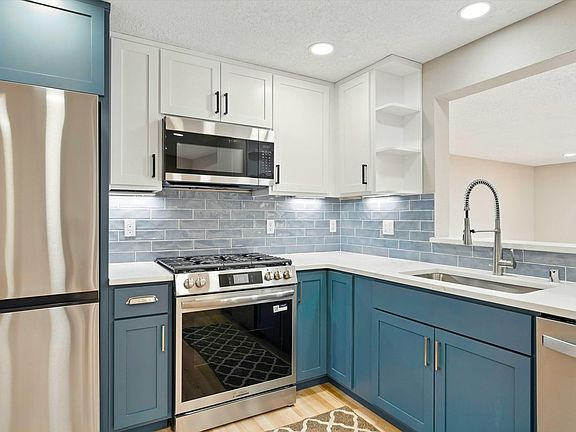 3rd image of 2821 Cuervo Dr NE