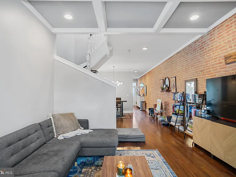 108 N Lakewood Ave — Photo 2