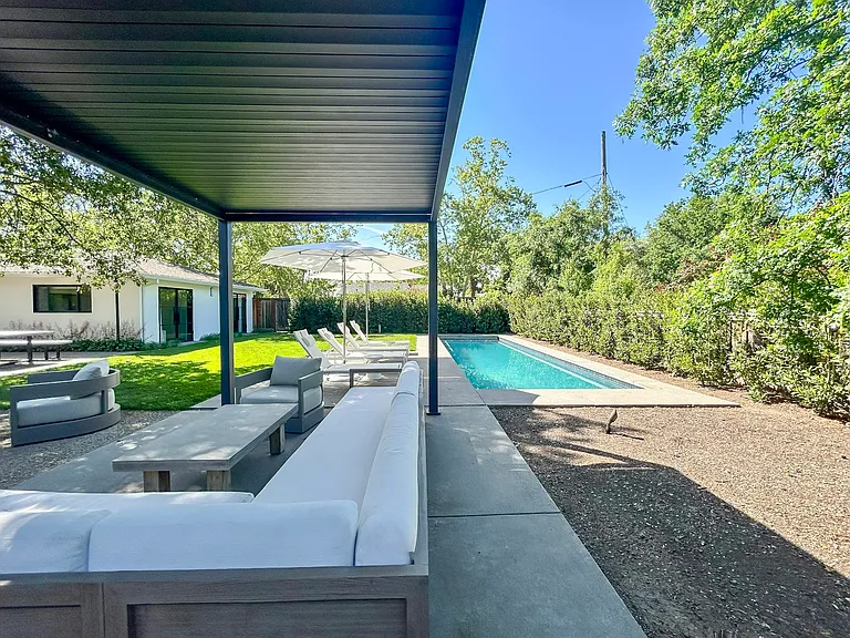 4 Arch Way — Photo 2