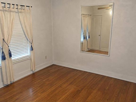 8th image of 104 Noxon St