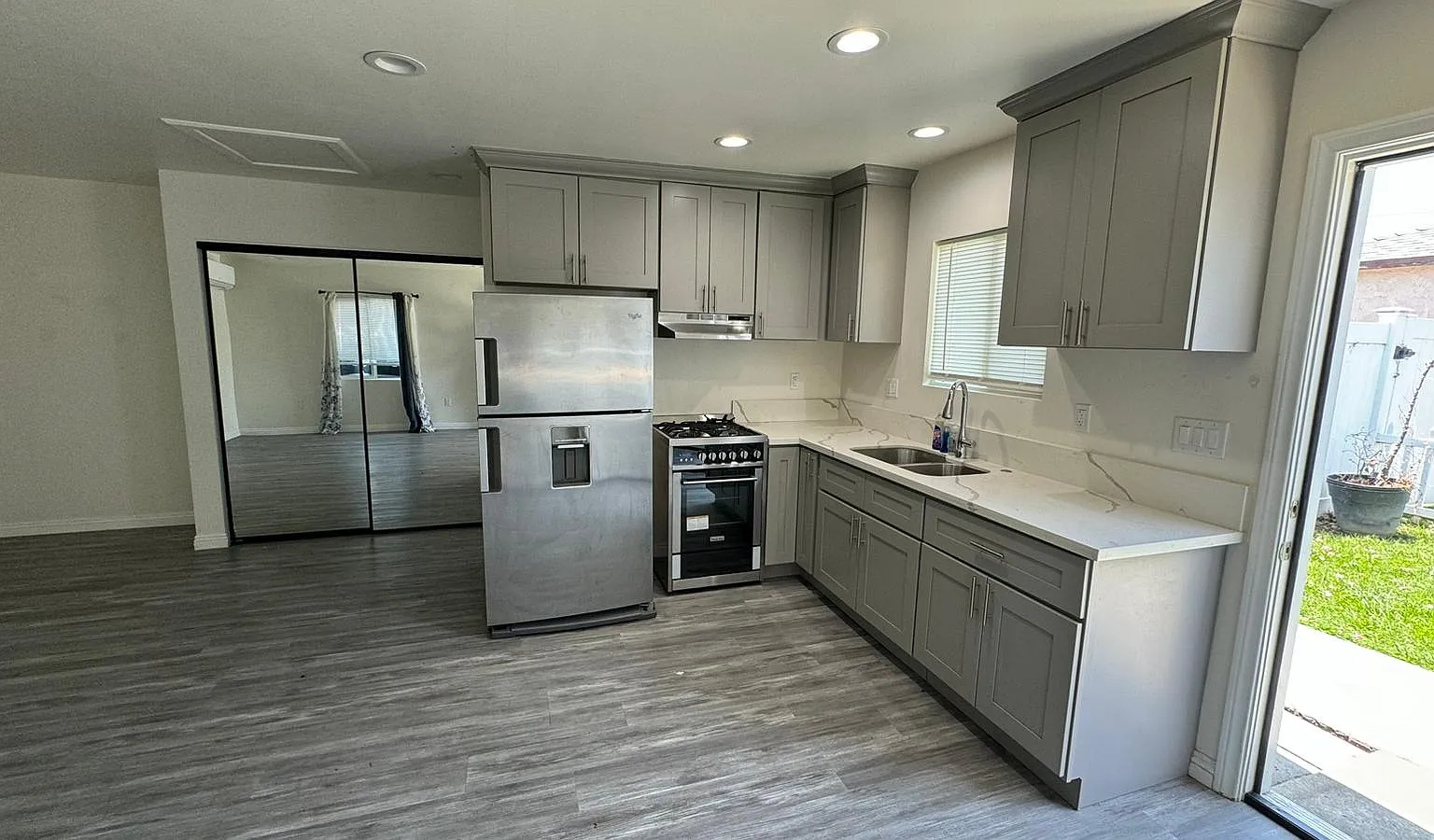 2916 E Thompson St — Photo 1
