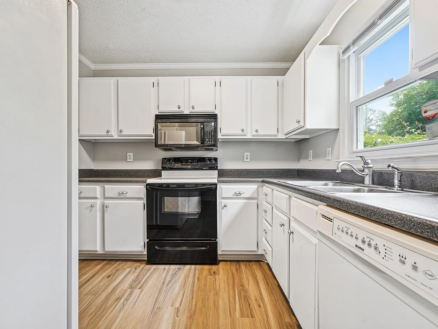 3 bed, 2.5 bath, 1367 sqft, $1,895 — Photo 3