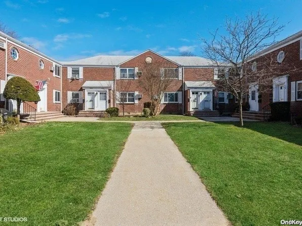 71-29 260 Street 2nd Fl, Glen Oaks, NY 11004