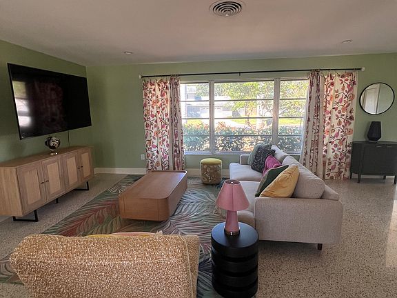 3rd image of 5269 Dover St NE