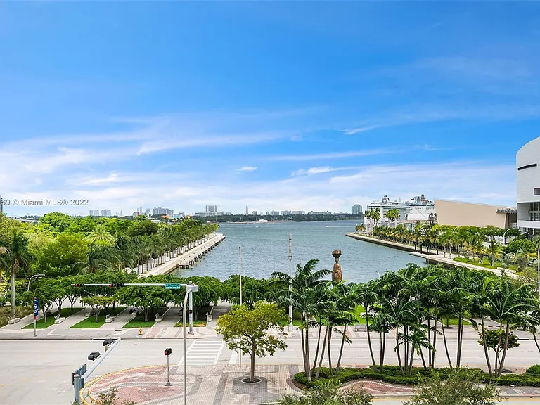 888 Biscayne Blvd — Photo 10