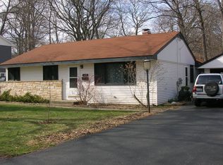 16046 W Arlington Dr, Libertyville, IL 60048