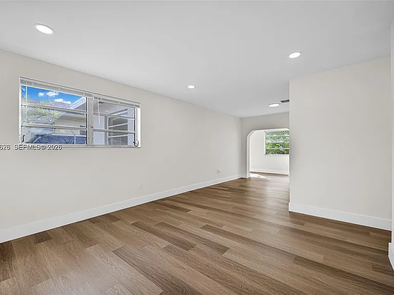 11810 NE 14th Ave #11810 — Photo 3