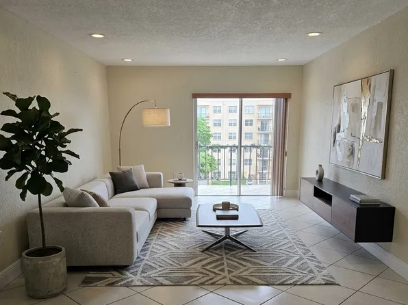 1900 W 54th St APT 422, Hialeah, FL 33012