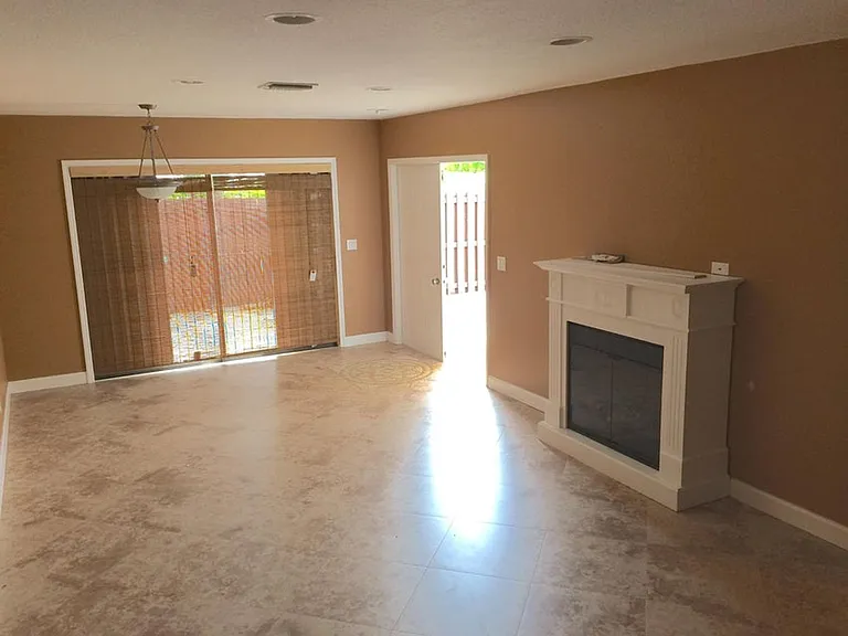2080 SW 24th Cir — Photo 4