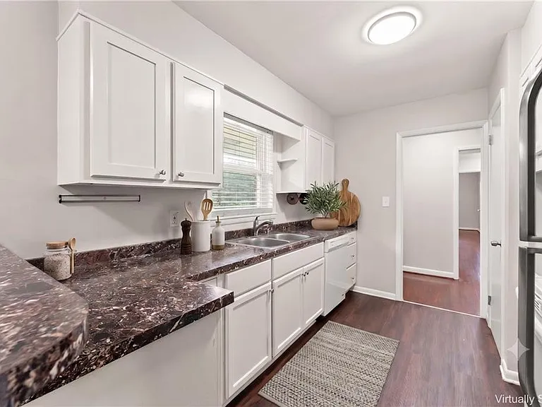 2352 Elmwood Cir SE — Photo 4