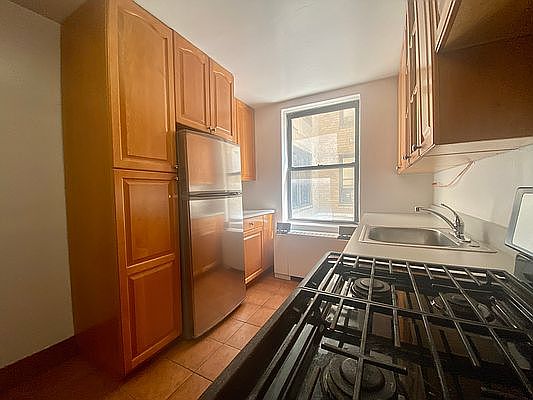 4th image of 23-35 Broadway #5D