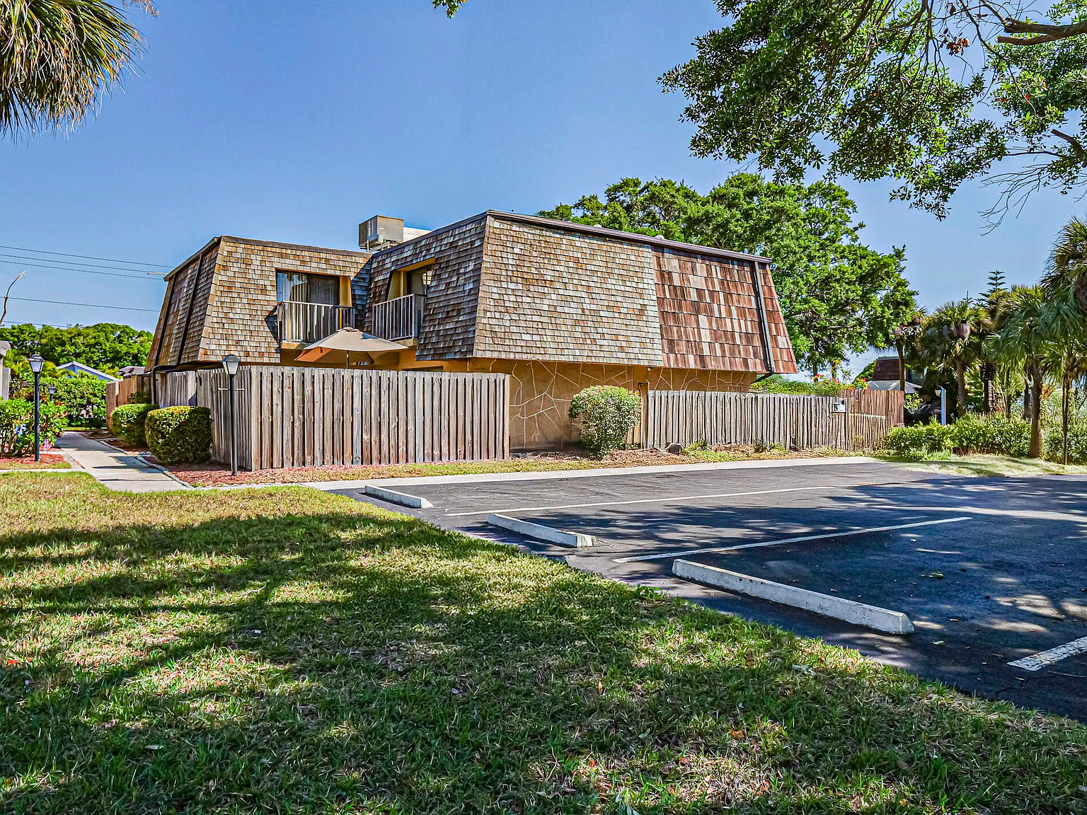 2 bed, 2.5 bath, 1170 sqft, $3,500 — Photo 2