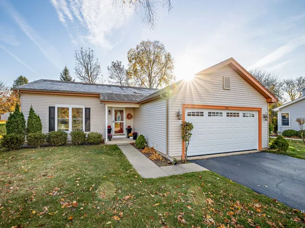 600 Applewood Ln, Algonquin, IL 60102