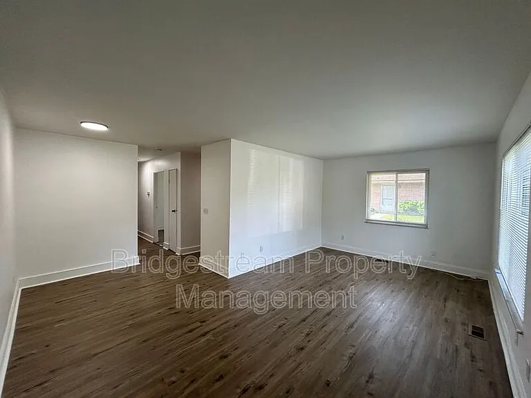 4605 Croftshire Dr — Photo 3