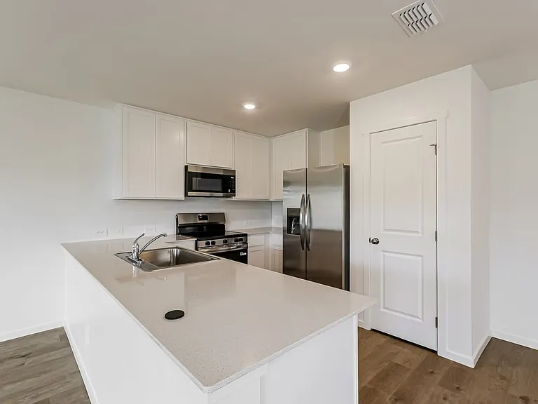 543 Artemis St — Photo 7