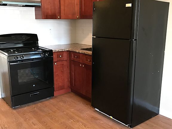 3rd image of 475 Ashford Ave
