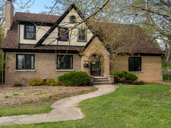 2902 E State St, Rockford, IL 61108