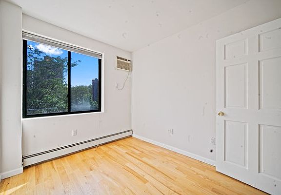 5th image of 202 E 110th St #3B