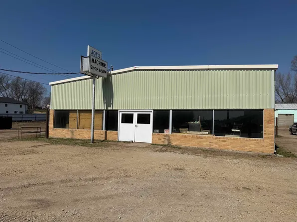 512 W 14th St, Falls City, NE 68355