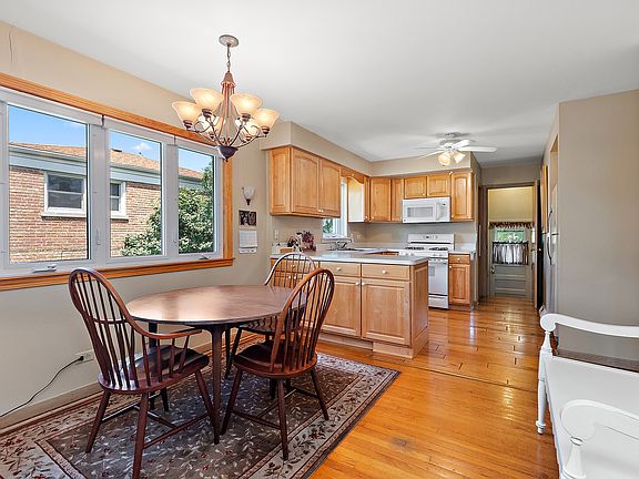5th image of 10805 Leclaire Ave