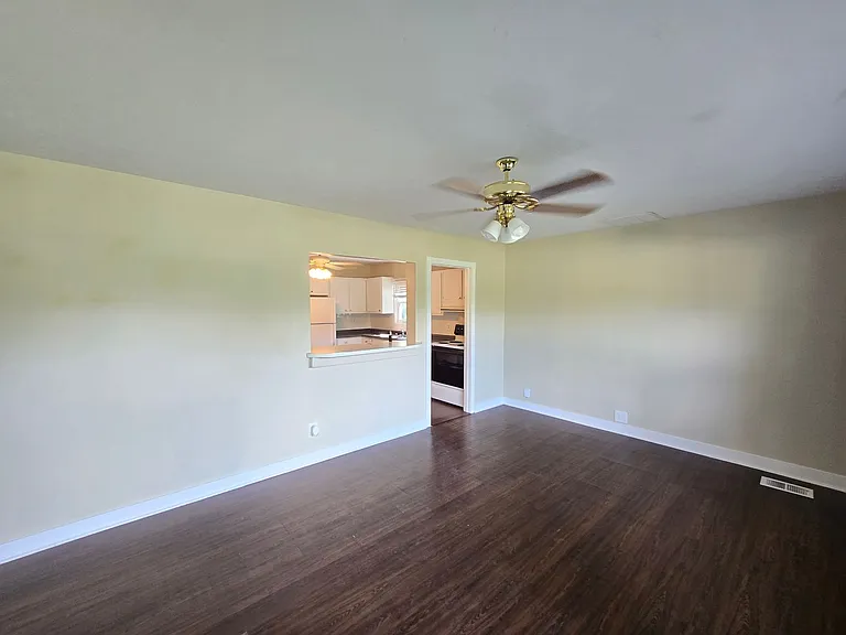 9809 Old Six Mile Ln — Photo 11
