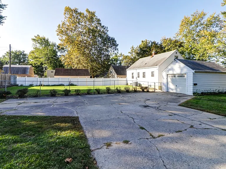 602 S Mattis Ave — Photo 20