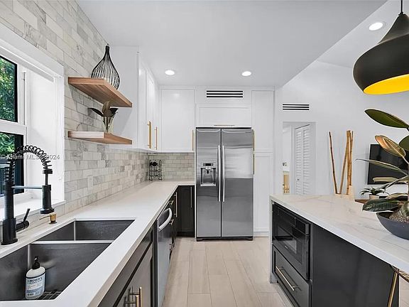 3rd image of 7532 Miami View Dr