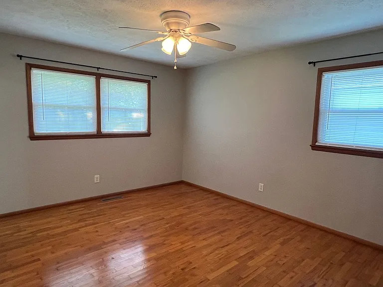2430 S Kickapoo Ave — Photo 8