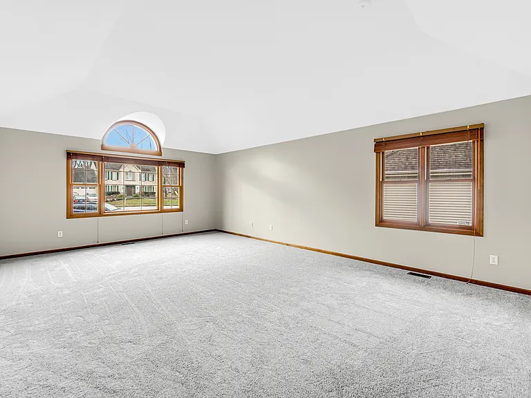 2420 Harbor Ct — Photo 4