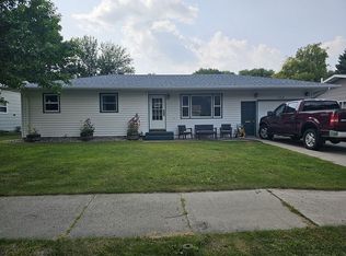 1806 Drees Dr, Grand Forks, ND 58201