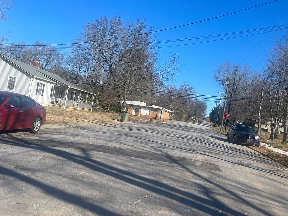 2nd image of 100 Hampton Ave