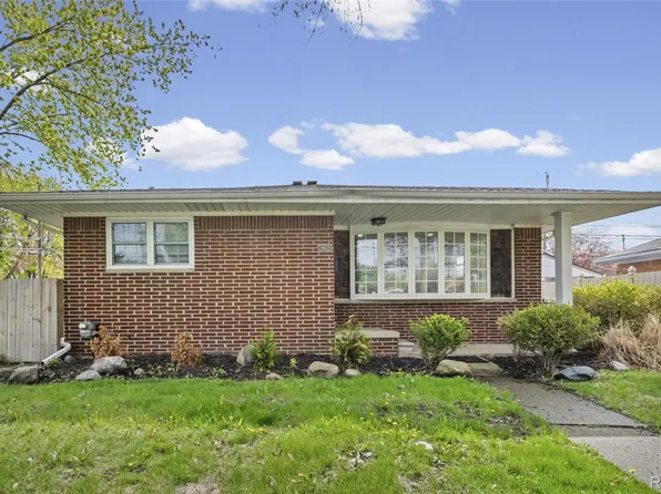 24620 Wood St, Saint Clair Shores, MI 48080
