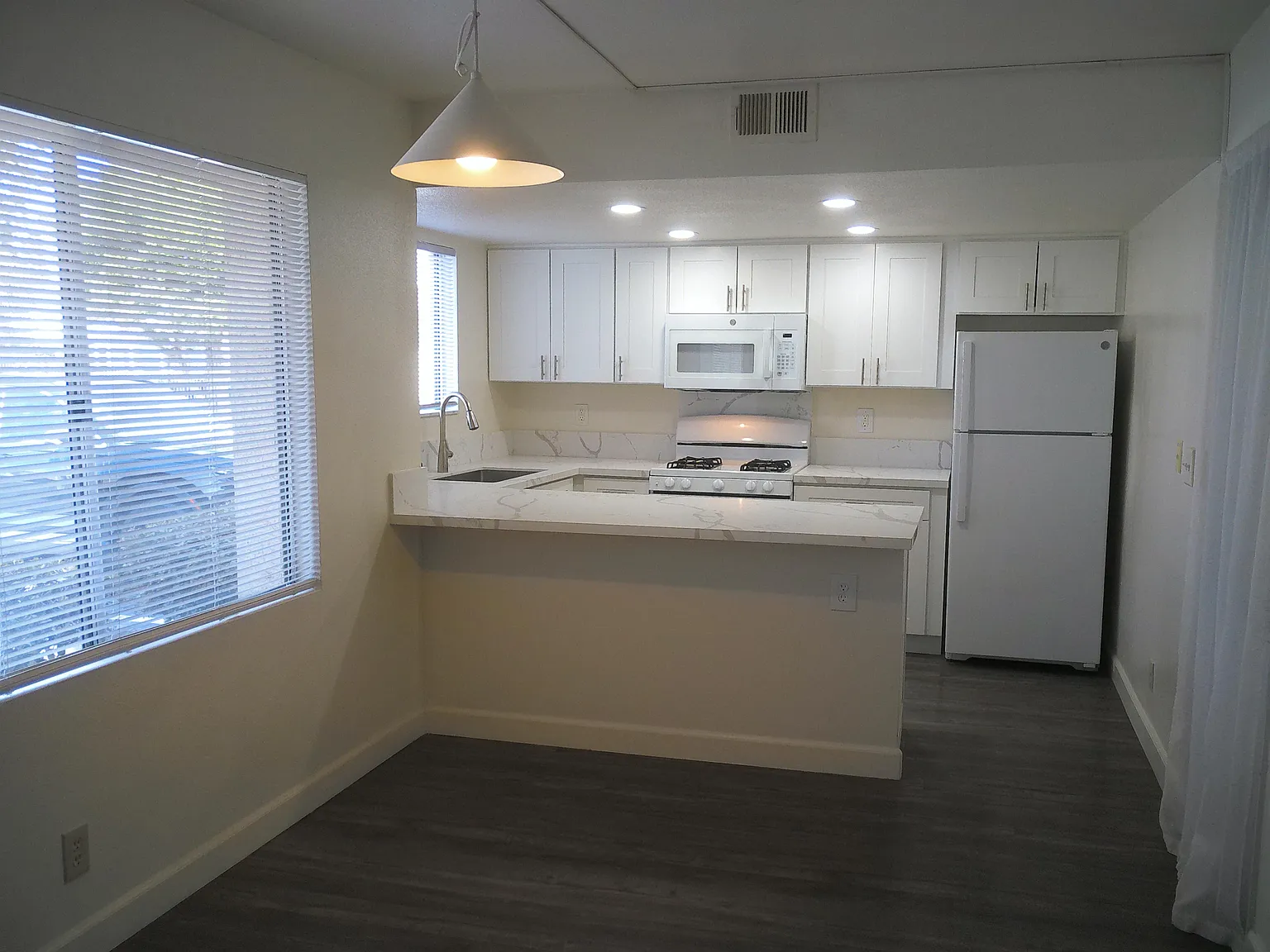 2 bed, 863 sqft, $2,600 — Photo 2