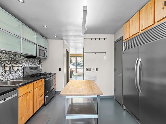 3rd image of 105 S Crestview Cir