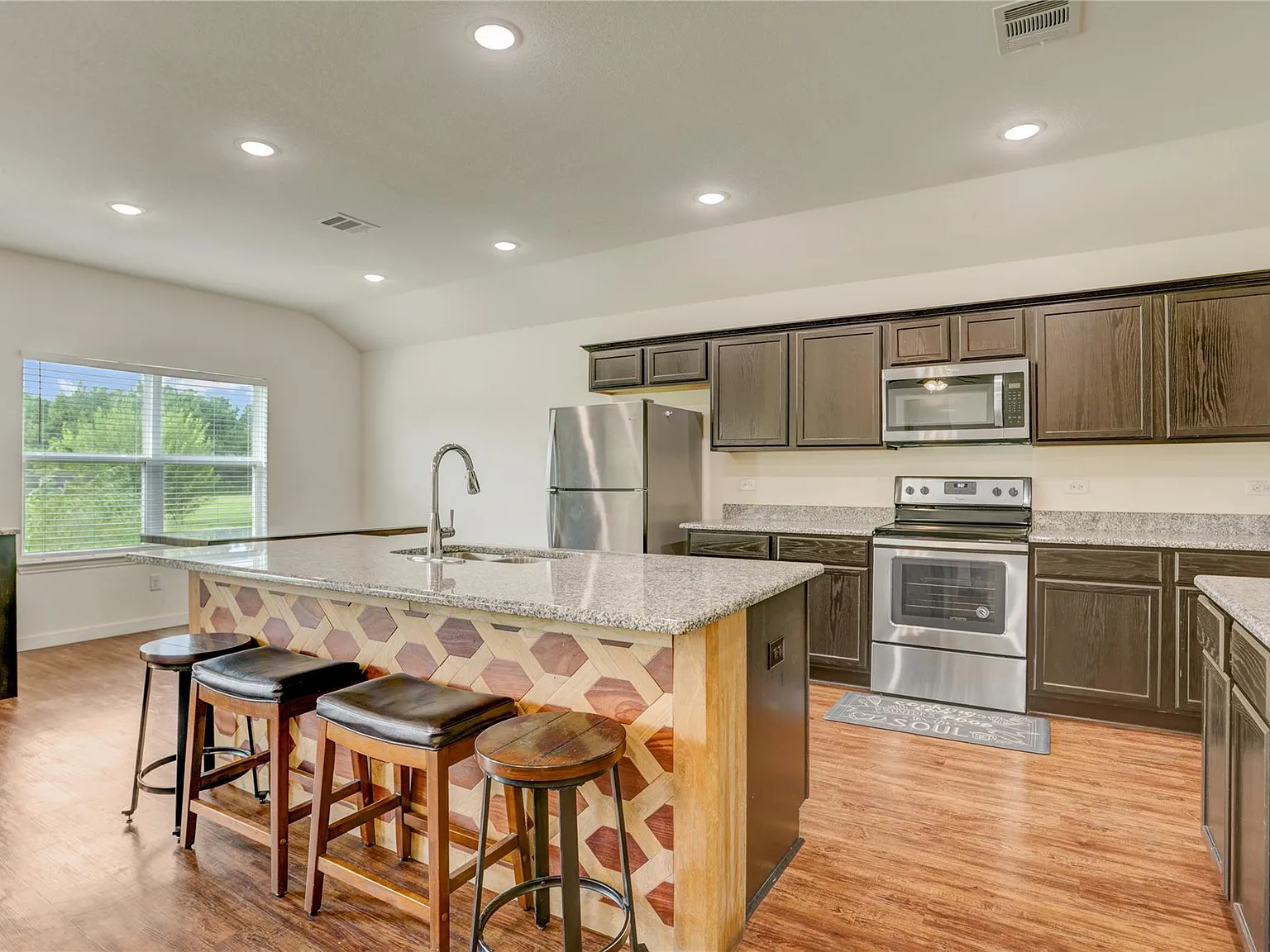 4 bed, 2.0 bath, 2121 sqft, $2,300 — Photo 1