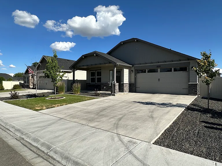 1271 W Lydia St — Photo 1