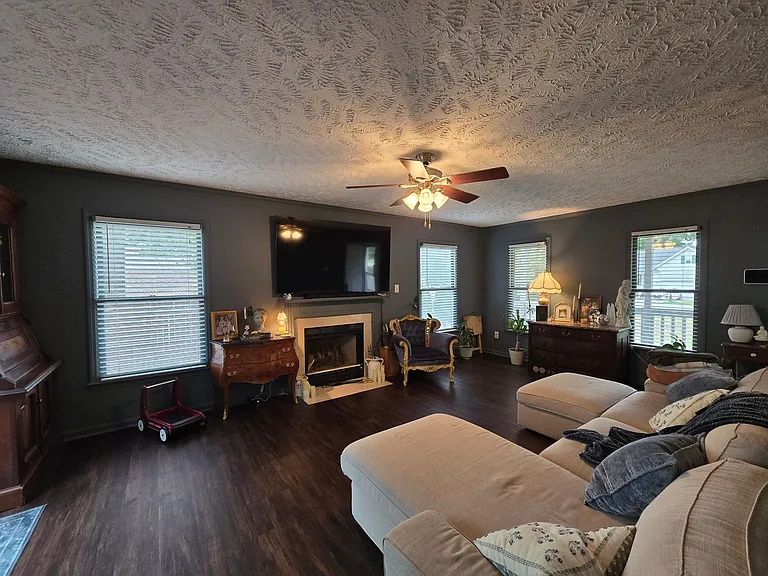 111 Greentree Dr — Photo 17