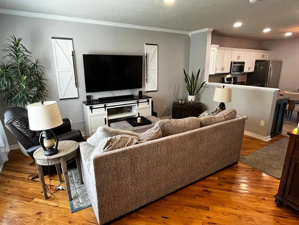 3 bed, 1220 sqft, $2,300 — Photo 2