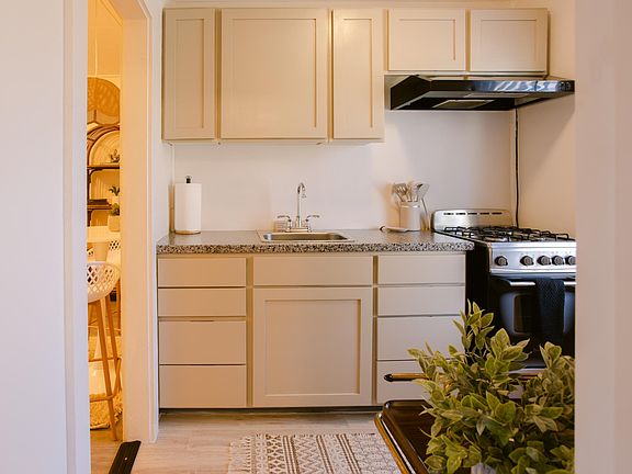 Kitchen w/ gas stove