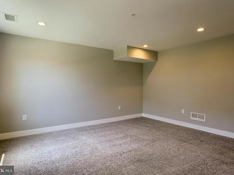 320 Walnut St — Photo 4