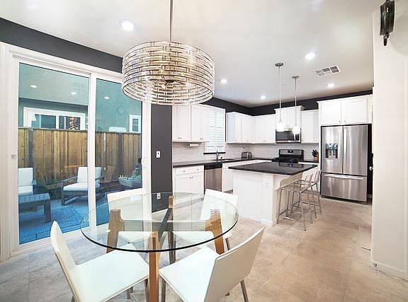 4th image of 412 E Roquefort Ct