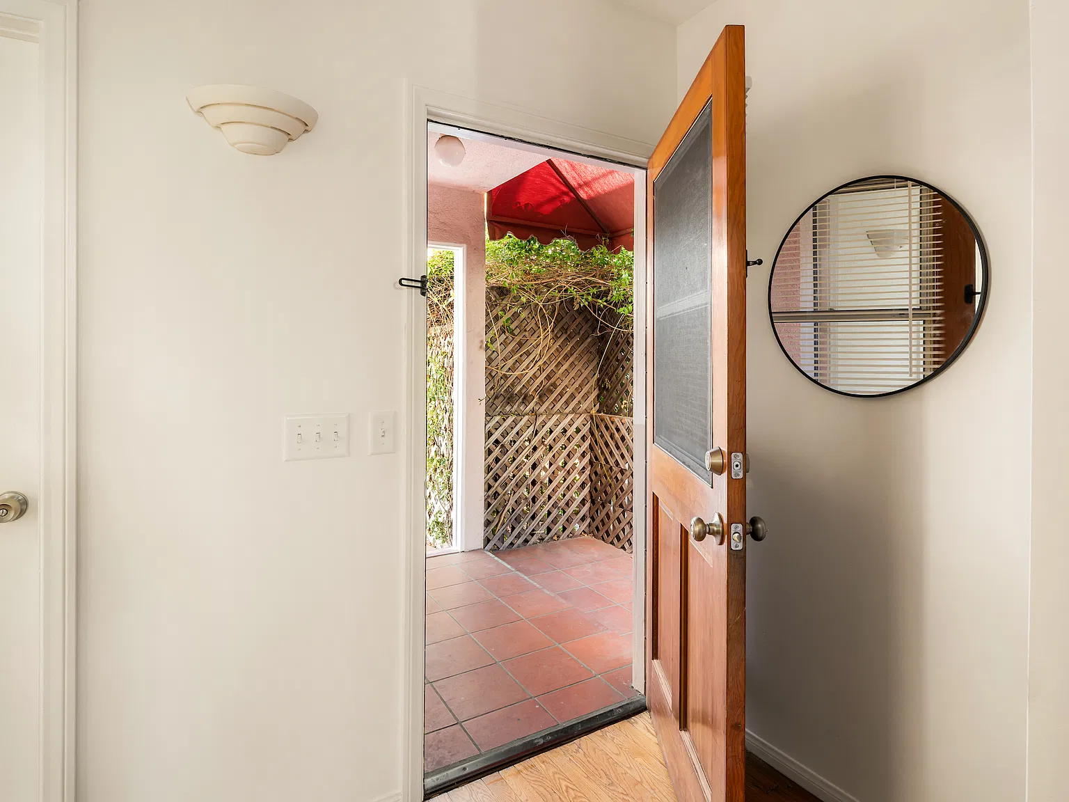 2 bed, 1000 sqft, $3,995 — Photo 2