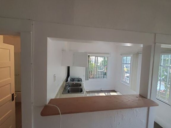 5th image of 26 Westminster Ave APT 9