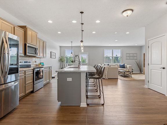 5th image of 465 Hutchinson St