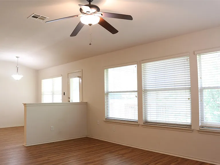 1811 W Pflugerville Pkwy — Photo 11