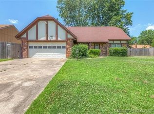 1204 S Sycamore Ct, Broken Arrow, OK 74012