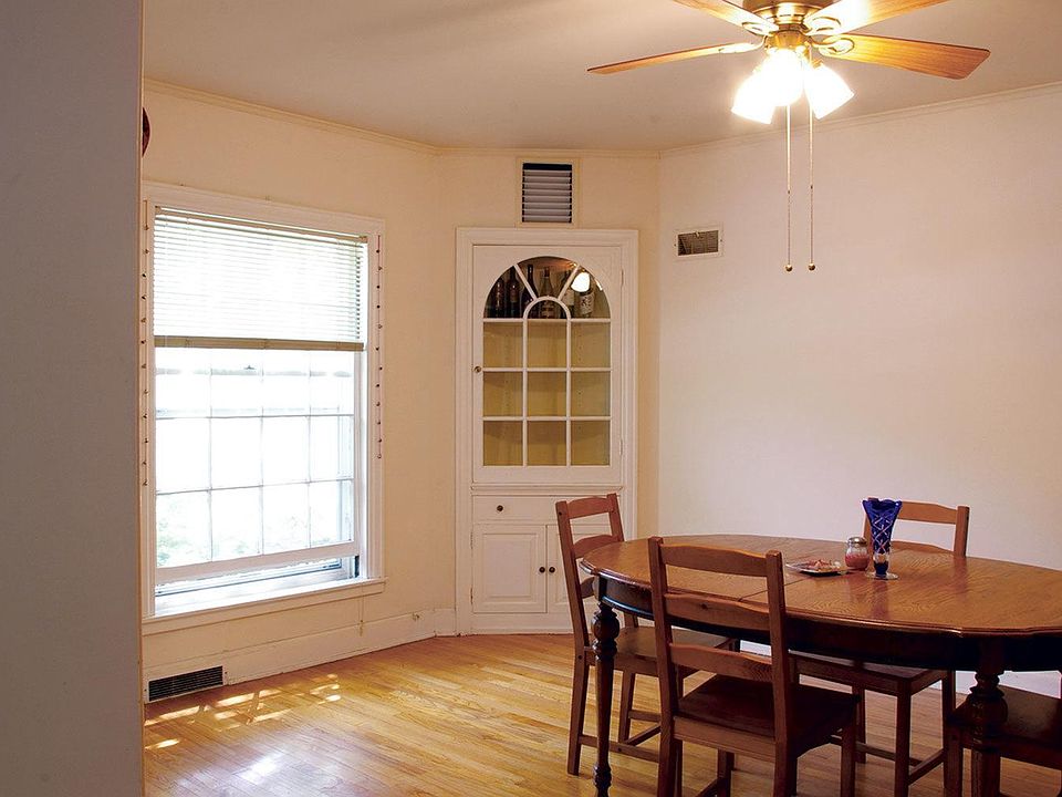 Dining room.