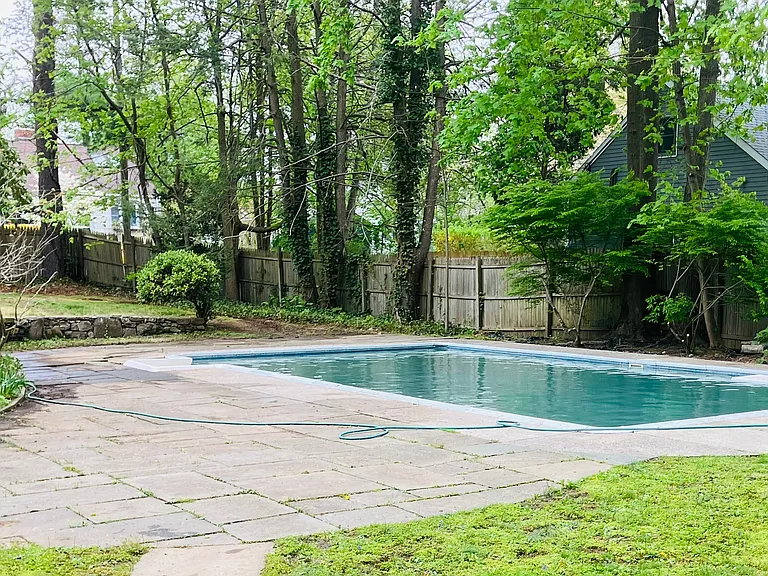1 Clover Hill Dr — Photo 2