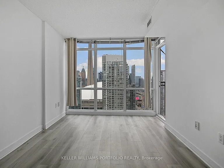15 Fort York Blvd W #3907 — Photo 33