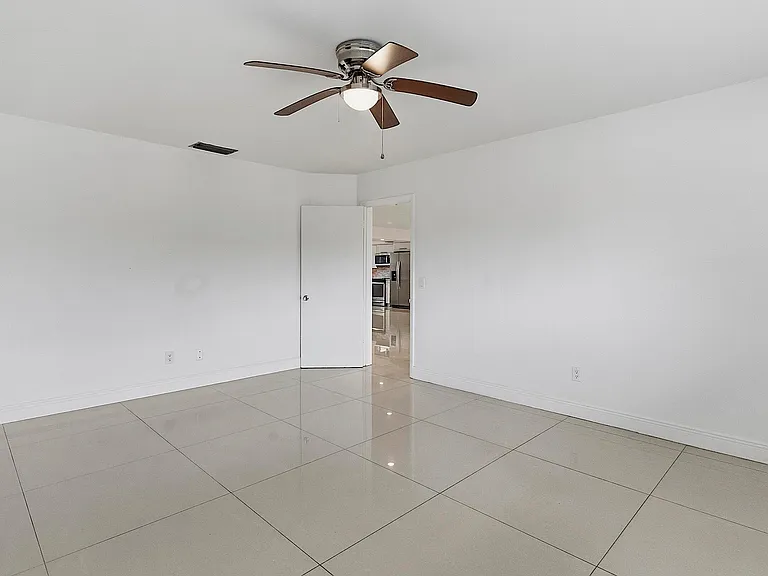 2910 NE 40th Ct — Photo 29